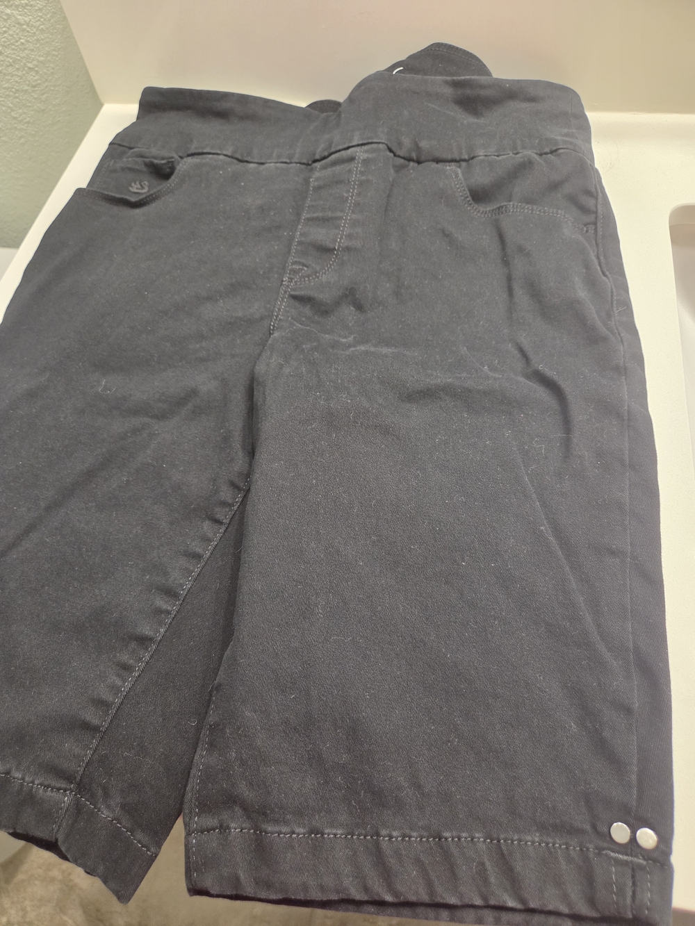 Gloria Vanderbilt Black Women's All Around Slimming Effect Capris
